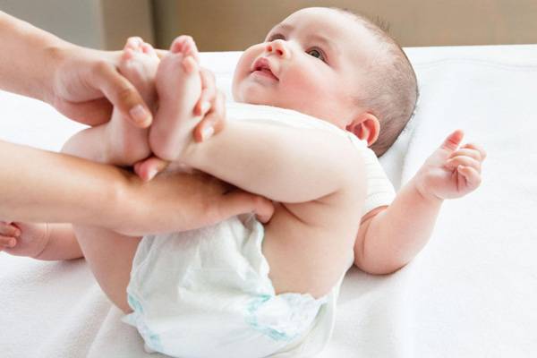 گریه کودک هنگام تعویض پوشک - دلایل گریه نوزاد هنگام تعویض پوشک : به همراه راه حل