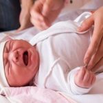 دلایل گریه نوزاد هنگام تعویض پوشک : به همراه راه حل