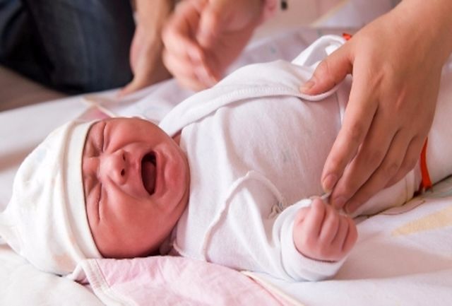دلایل گریه نوزاد هنگام تعویض پوشک : به همراه راه حل