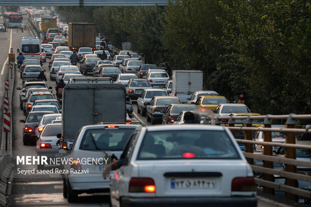 ترافیک سنگین صبحگاهی در معابر پایتخت/حجم ترددها رو به افزایش است