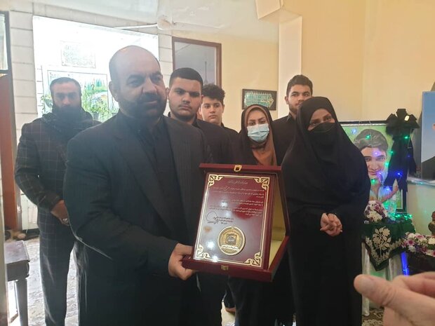مدال پدافند غیر عامل به خانواده شهید «علی لندی» اعطا شد
