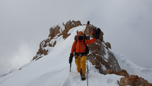 تیم ۷ نفره کوهنوردان شیرازی گرفتار در برف سلامت هستند