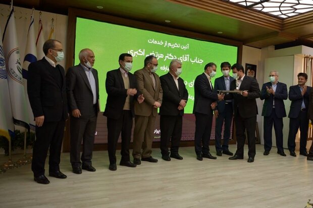 تقدیر از خدمات ۵ ساله مرتضی اکبری در بانک قرضالحسنه مهر ایران تقدیر از خدمات ۵ ساله مرتضی اکبری در بانک قرضالحسنه مهر ایران