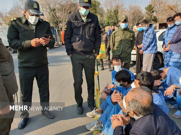 از انهدام باند جاعلان سند تا کشف ۳۰ فقره موبایل قاپی