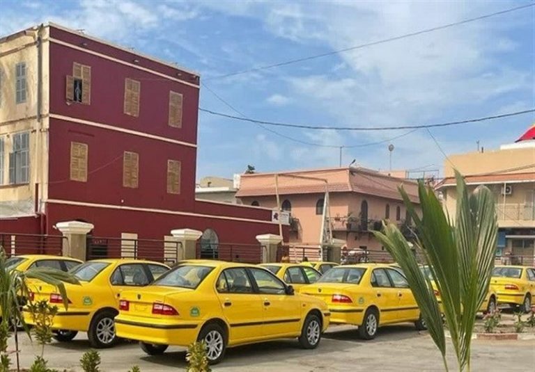 تاکسیهای سمند در اختیار رانندگان سنگالی قرار گرفت تاکسیهای سمند در اختیار رانندگان سنگالی قرار گرفت