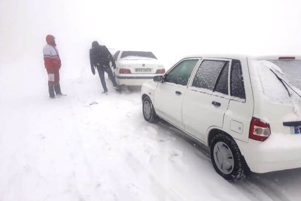 ۲۰۰خودروی گرفتار در کولاک برف محور تاراز – اندیکا امدادرسانی شدند