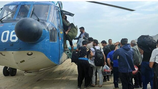 نجات مردم محاصره شده در سیل توسط یگان هوا دریای نیروی دریایی ارتش