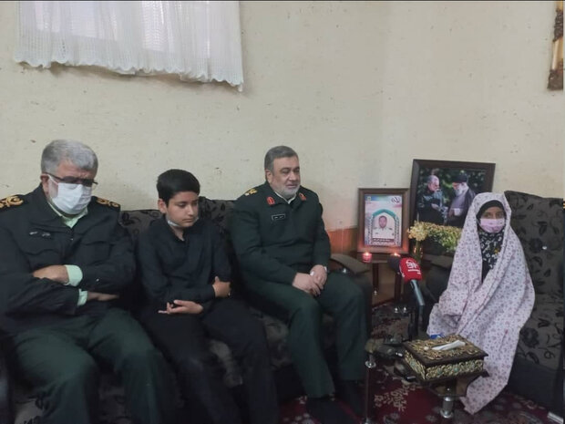 فرمانده ناجا با خانواده شهید رنجبر دیدار کرد