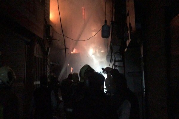 گزارش پلیس از آتش سوزی بازار تهران/ خسارت ۱۲مغازه ومصدومیت یک نفر
