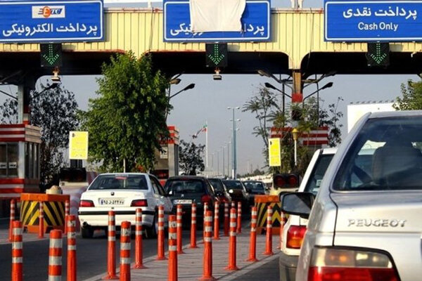 بار ترافیک در حوالی عوارضی آزادراه تهران-قم سنگین است
