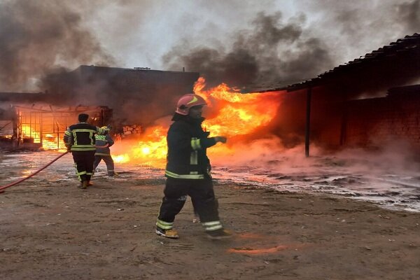 آتش سوزی سنگین در کارخانه آرد اهواز / ۳۰ آتش نشان اعزام شدند
