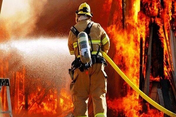نجات ۲۰ نفر در آتش سوزی مجتمع تجاری- مسکونی در اهواز