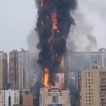 آتش‌سوزی گسترده در آسمان‌خراشی در چین+ فیلم