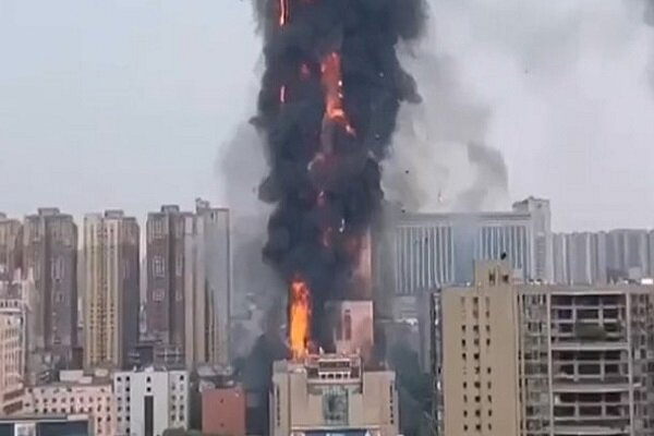 آتش‌سوزی گسترده در آسمان‌خراشی در چین+ فیلم