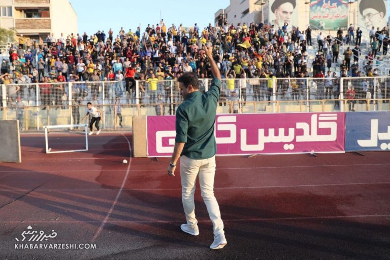 تصویر استثنایی در فوتبال ایران/ این تیم با مردم بازی می کند!