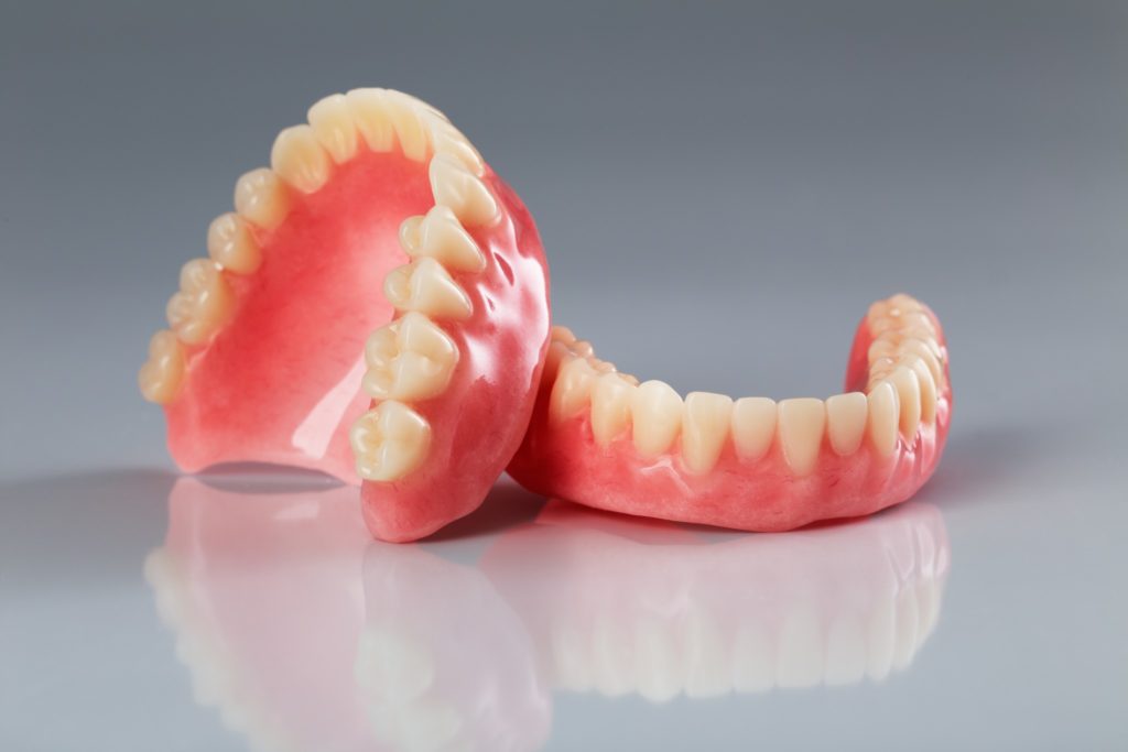 دندان مصنوعی 1024x683 1 - آشنایی با پروتزهای دندانی برای انتخاب بهتر