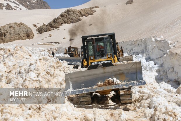 ۱۴ نفر گرفتار در برف جاده‌های استان سمنان امداد رسانی شدند