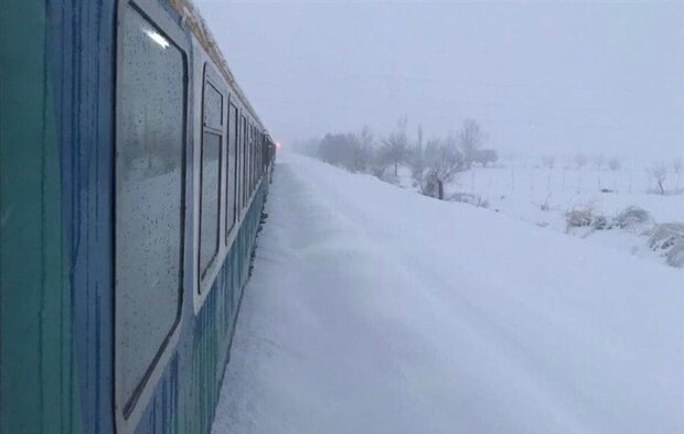نقص فنی، قطار قم- مشهد را حدود هشت ساعت در سرما متوقف کرد