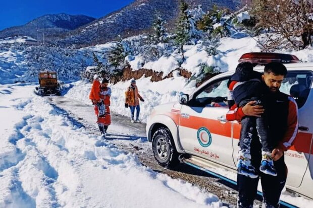 اسکان اضطراری بیش از ۱۲۰۰ نفر در برف و کولاک جاده‌های خراسان