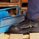 اهمیت استفاده از لباس ایمنی و کفش ایمنی در محیط کار