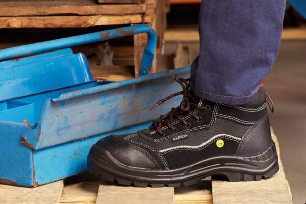 image001 19 600x400 - اهمیت استفاده از لباس ایمنی و کفش ایمنی در محیط کار