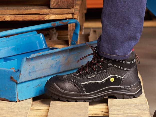 اهمیت استفاده از لباس ایمنی و کفش ایمنی در محیط کار