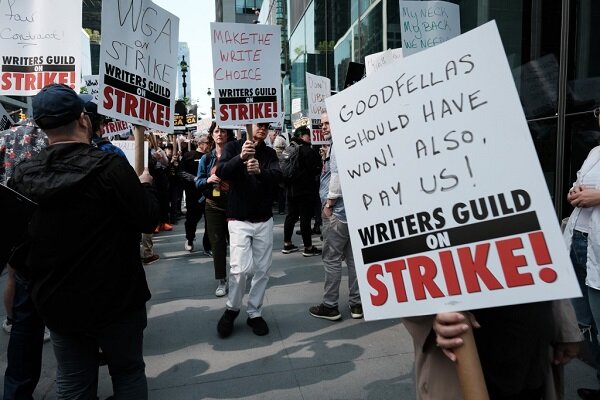 اعتصاب نویسندگان آمریکا پروژه‌های زیادی را به تعلیق درآورد