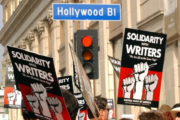 0036a832d8df4c32386af63012f4c7cd - نویسندگان بریتانیا در حمایت از اعتصاب در آمریکا به خیابان می‌آیند
