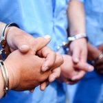 حمله جوان قداره کش به ماشین پلیس در شهرک گلستان+فیلم حمله جوان قداره کش به ماشین پلیس در شهرک گلستان+فیلم