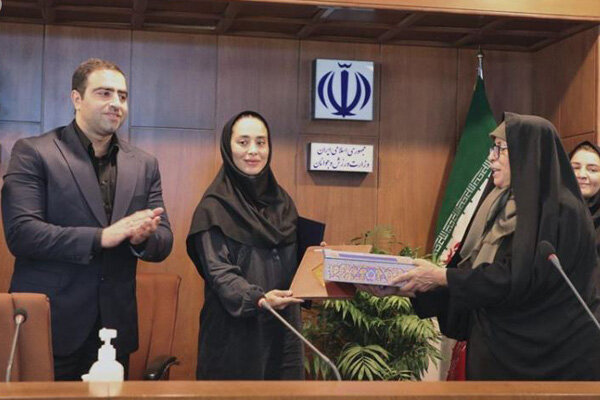 از اولین بانوی طلایی پاورلیفتینگ ایران تجلیل شد از اولین بانوی طلایی پاورلیفتینگ ایران تجلیل شد