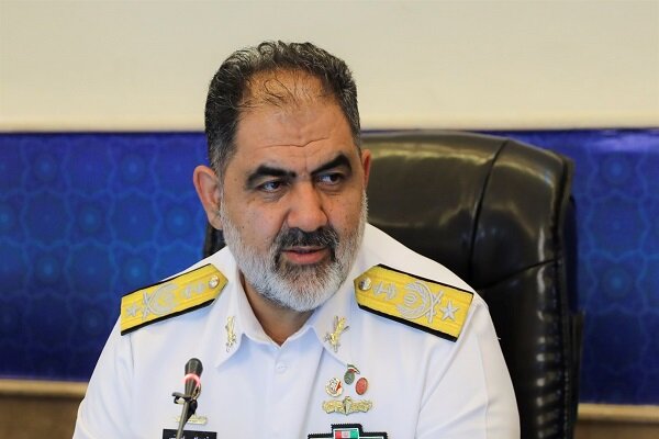 دریادار ایرانی دریافت نشان «فتح» را به فرمانده کل ارتش تبریک گفت دریادار ایرانی دریافت نشان «فتح» را به فرمانده کل ارتش تبریک گفت