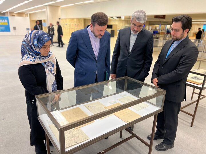 بازدید غریب آبادی از نمایشگاه ایران و یکصد سال چند جانبهگرایی بازدید غریب آبادی از نمایشگاه ایران و یکصد سال چند جانبهگرایی