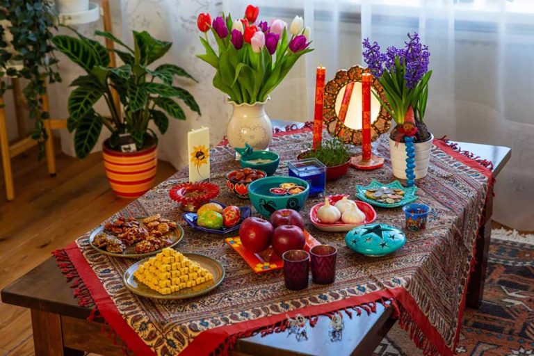 7 ایده ساده برای چیدمان سفره هفت سین شیک و مدرن 1403 7 ایده ساده برای چیدمان سفره هفت سین شیک و مدرن 1403