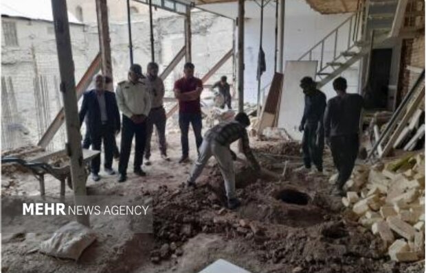 ۱۳ قطعه سفال تاریخی در عملیات مرمت بانک ملی بازار اصفهان کشف شد ۱۳ قطعه سفال تاریخی در عملیات مرمت بانک ملی بازار اصفهان کشف شد