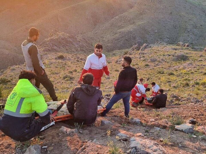 سقوط ۲ گردشگر در ارتفاعات اشتهارد/ یک نفر جان باخت سقوط ۲ گردشگر در ارتفاعات اشتهارد/ یک نفر جان باخت