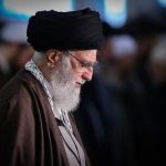 اقامه نماز ظهر جمعی ازمدالآوران علمی ایران به امامت رهبر انقلاب اقامه نماز ظهر جمعی ازمدالآوران علمی ایران به امامت رهبر انقلاب
