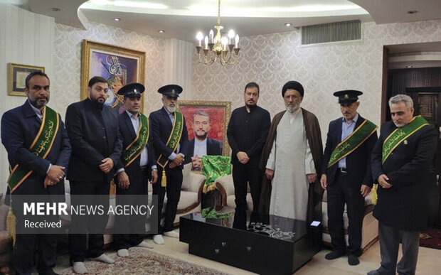 ادای احترام سفیران کریمه به شهید «حسین امیرعبداللهیان» ادای احترام سفیران کریمه به شهید «حسین امیرعبداللهیان»