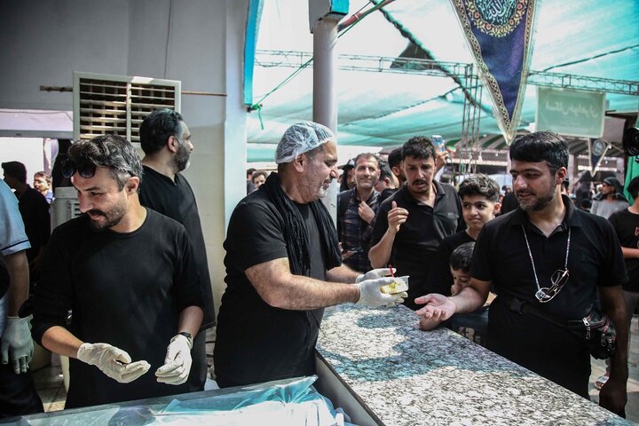 خادمی هنرمندان در موکب آستان مقدس بانوی کرامت خادمی هنرمندان در موکب آستان مقدس بانوی کرامت
