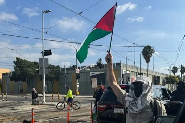 تظاهر کنندگان حامی غزه و مردم فلسطین در مراسم امی حضور یافتند تظاهر کنندگان حامی غزه و مردم فلسطین در مراسم امی حضور یافتند