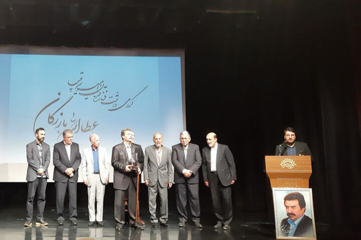 رونمایی از «بمبها میآیند»/تجلیل از مردی که تکیهاش بر ایمان بود رونمایی از «بمبها میآیند»/تجلیل از مردی که تکیهاش بر ایمان بود