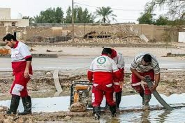 امدادرسانی نجاتگران هلال احمر به متاثرین از سیلاب روستای زیویه امدادرسانی نجاتگران هلال احمر به متاثرین از سیلاب روستای زیویه
