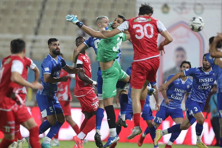 اعتراض دسته جمعی بازیکنان پرسپولیس به داور بازی با استقلال اعتراض دسته جمعی بازیکنان پرسپولیس به داور بازی با استقلال