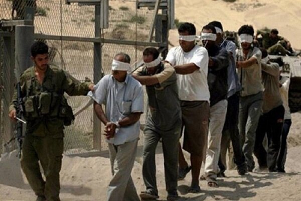 اسرائیلیها از اسرای فلسطینی به عنوان سپر انسانی استفاده میکنند اسرائیلیها از اسرای فلسطینی به عنوان سپر انسانی استفاده میکنند