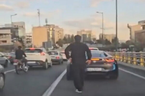 زورگیر خشن که با چاقو به ماشین حمله کرده بود بازداشت شد زورگیر خشن که با چاقو به ماشین حمله کرده بود بازداشت شد