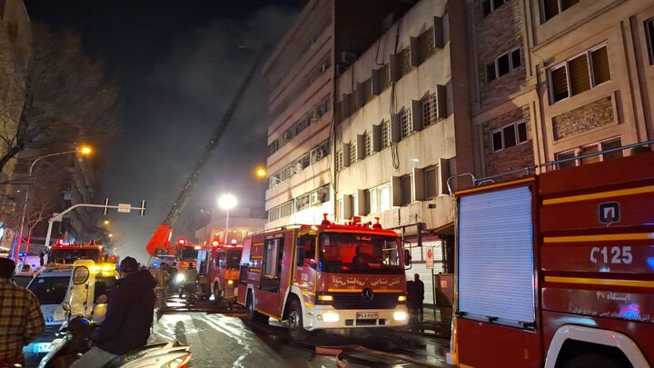 نجات جان ۵۵ نفر در آتشسوزی یک مجتمع مسکونی در نعمتآباد نجات جان ۵۵ نفر در آتشسوزی یک مجتمع مسکونی در نعمتآباد