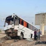 حادثه برای ۱۸ مسافر بر اثر برخورد اتوبوس با موانع اطراف جاده حادثه برای ۱۸ مسافر بر اثر برخورد اتوبوس با موانع اطراف جاده
