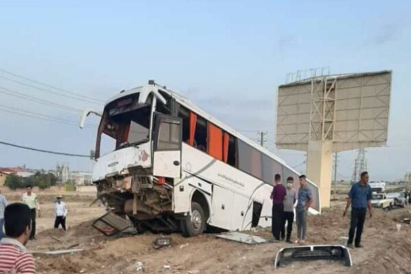 حادثه برای ۱۸ مسافر بر اثر برخورد اتوبوس با موانع اطراف جاده حادثه برای ۱۸ مسافر بر اثر برخورد اتوبوس با موانع اطراف جاده