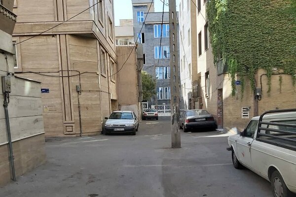 تیرهای چراغ برق مزاحم در تهران جمعآوری میشود تیرهای چراغ برق مزاحم در تهران جمعآوری میشود