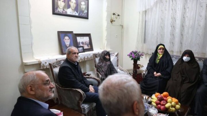 دیدار پزشکیان با خانواده معظم شهدا؛ مادران و همسران شهدا مصداق بارز «صبراً جمیلاً» هستند دیدار پزشکیان با خانواده معظم شهدا؛ مادران و همسران شهدا مصداق بارز «صبراً جمیلاً» هستند