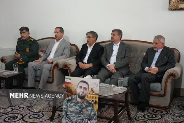 دیدار وزیر میراثفرهنگی با خانواده شهید ابوذر مرادی دیدار وزیر میراثفرهنگی با خانواده شهید ابوذر مرادی
